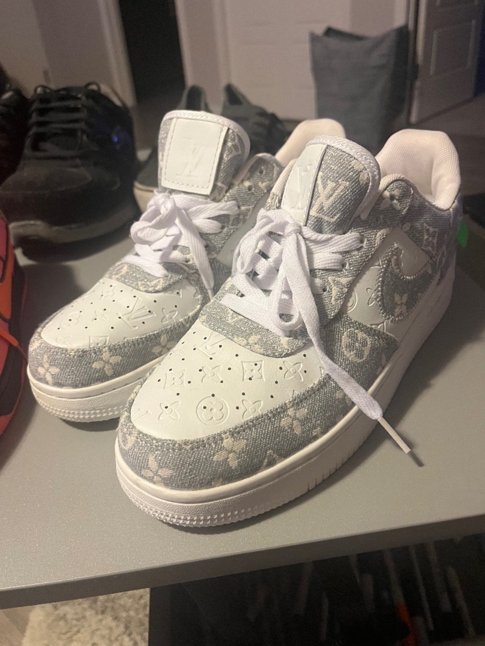New Nike LV low top women's sneakers white / grey size: 9